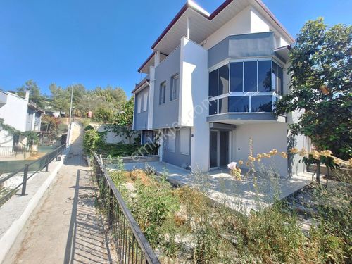 Kuşadası Soğucak Deniz Manzaralı Kiralık Triplex Villa