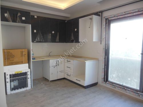  ÖĞRETMEN EMLAKTAN CÜNEYTBEYDE HASTANEYE YAKIN SIFIR 1+1 DAİRE