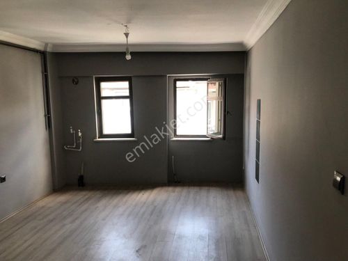  UŞAK MERKEZ İSMETPAŞA CADDESİ ARKASI İÇİ KOMPLE YENİLENMİŞ 2+0 OFİS