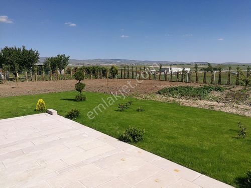 Satlik villa. Gölbaşı kuşbakışı 3+1 daire, garaj ve bahçe aletlerinin bulunduğu deposu vardır.