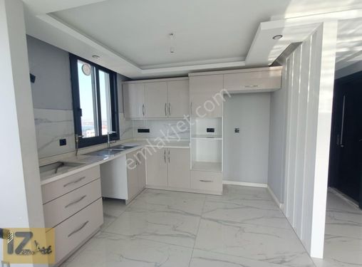 İZ'DEN BULVAR ÜZERİ GÖL MANZARALI XXL DAİRE