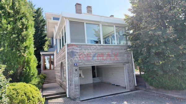 REMAX VOGUE'den DOSTKENT SİTESİNDE 7+2 4 KATLI 455 M2 SATILIK VİLLA