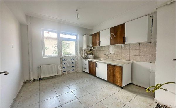  OSMANGAZİ CADDE ÜZERİ ALTINDA DAİRE OLAN KAT KONUMUNDA DAİRE