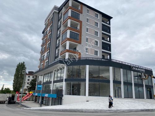  NİĞDE MERKEZ SALI PAZAR KARŞISI ASMAKATLI 646M2 SATILIK DÜKKAN