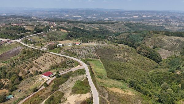 Kartepe avluburunda yol kenarı göl manzaralı satılık arazi