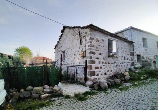 Saadet Korkmaz Emlak'tan Bergama Paşa Köyde 189m2 Arsa İçersinde Köy Evi