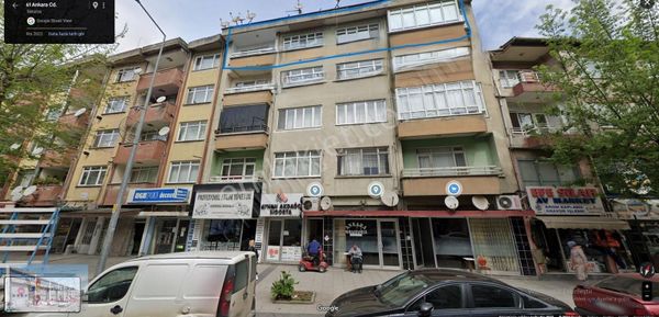 ÇEŞME MEYDANINDA CADDE ÜSTÜ GENİŞ OTURUMLU 2+1 SATILIK DAİRE