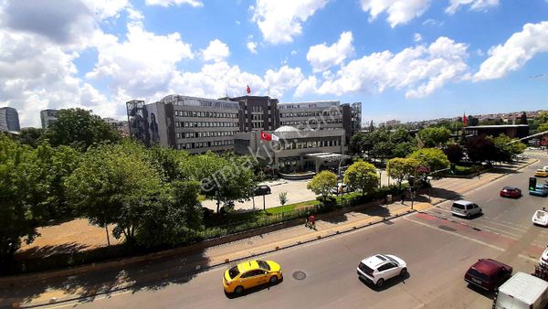 Kadıköy Belediyesinin Karşısında İçi Yapılı Otoparklı Ofis