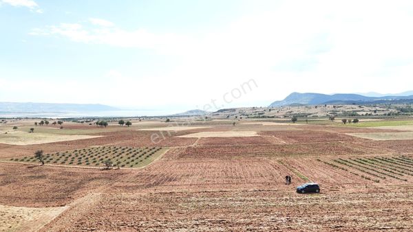 ISPARTA KEÇİBORLU SENİRDE SATILIK GÖL MANZARALI YATIRIMLIK TARLA  