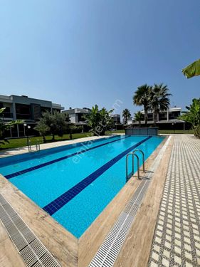  Kuşadası Davutlar Sahilinde Denize Yakın Havuzu Sitede 3+1 Villa