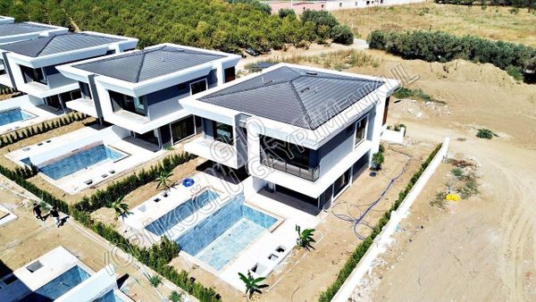 Davutlarda Özel Havuzlu Bahçeli Yeni Villa