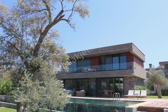 Bodrum Yalıkavak’ta Lüks 3 Katlı Villa, Merkezi Konumda ve Peyzajlı