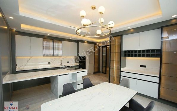 YAŞAMKENT'TE SATILIK DAİRE 5,5+1(275M2)