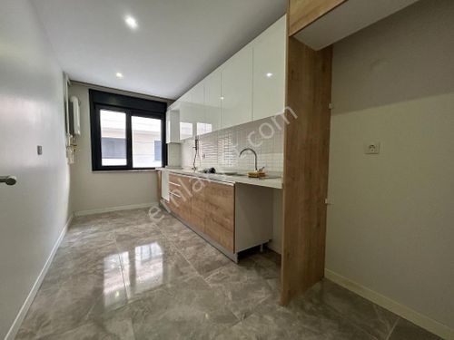  Altıntepe'de Güvenlikli Sitede Bahçe Kullanımlı 2+1