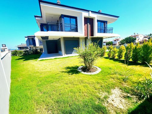 Güzelçamlı yolun altında satılık köşe villa