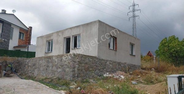 Beşyol Köyünde İçerisinde 80 M2 Kabası Yapılı Bina Bulunan Satılık Tarla