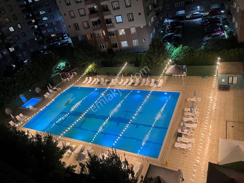 Çekmeköy Sultançıftliği Mah Mega Kent Sitesinde Satılık 3+1 135m2 Arakat Daire