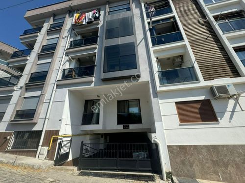  Buca'nın Merkezinde Eşyalı 2+1 Doğalgazlı Kiralık Daire