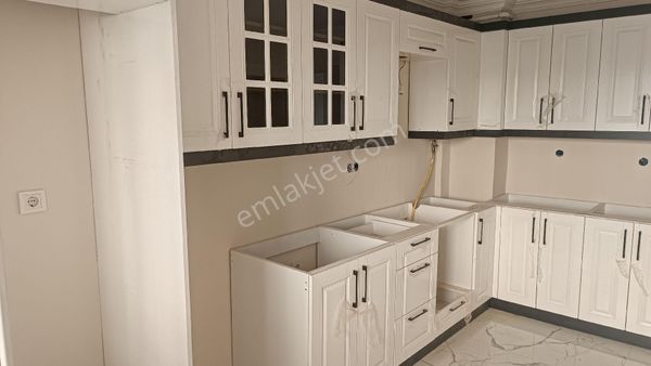 Turpa On Atlas'tan Kuyualan Sakarya Caddesinde Satılık Full Tadilatlı 3+1 Daire 