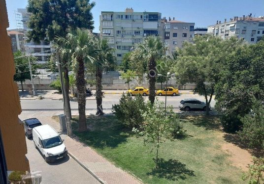 Bostanli cepheli önü açık otoparklı