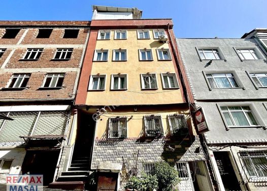 BAYRAMPAŞA TERAZİDERE DE İÇİNDE 4 DAİRE 1 DÜKKAN OLAN KOMPLE SATILIK BİNA