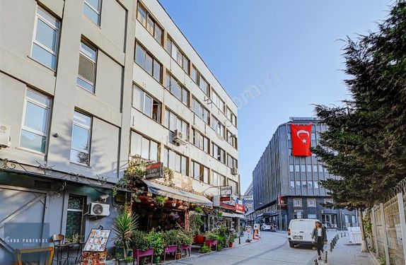 Sirkeci'de Turizmin Kalbinde Geniş Oturumlu İş Hanı