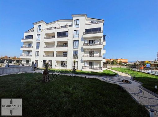 ERTUĞRUL GAZİ MAHALLESİ'NDE BÜYÜK ÇİFT BALKONLU ARAKAT DAİRE