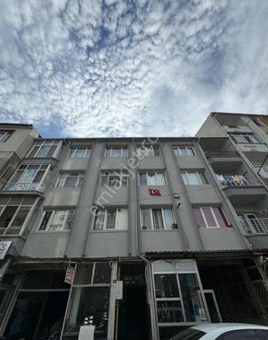 VERA'DAN ÇARŞI İÇİNDE SATILIK 2+1 FIRSAT DAİRE