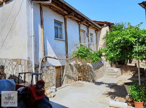 Çal Ortaköy İçinde Köy Evi