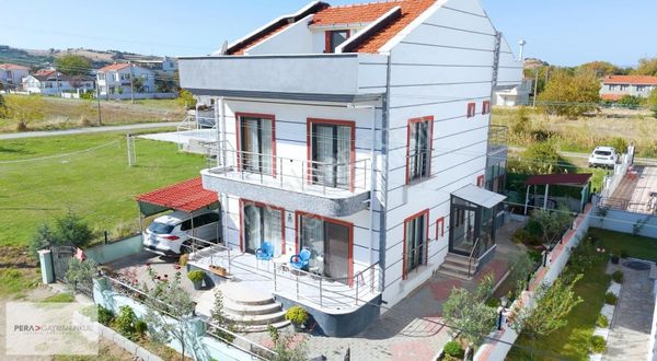 Peradan Lapseki Emek Tatil Köyünde Deniz Manzaralı Satılık Villa