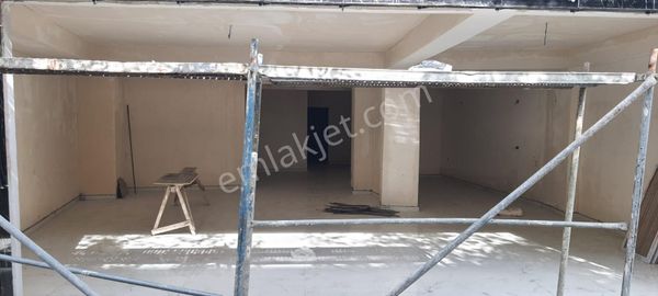  KATİPOĞLUNDAN CADDE ÜZERİ AKSE SAPAĞINDA 130M2 KİRALIK DÜKKAN