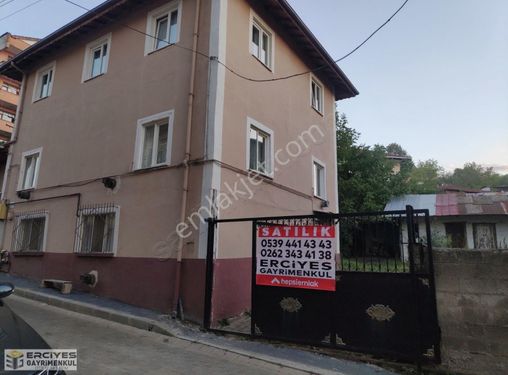 FIRSAT YENİKÖY MERKEZDE 2,5 KATLI 413 M2 ARSA İÇİNDE MÜSTAKİL EV