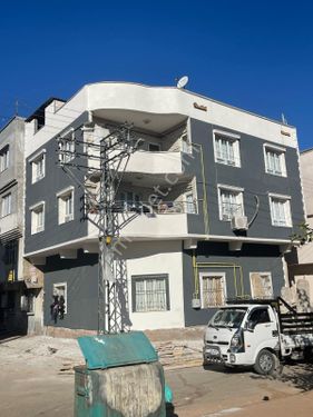 Malazgirt mahallesinde satılık 3 katlı köşebaş bına