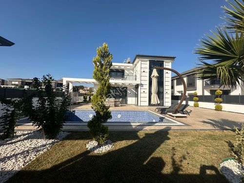 Villacı Onur'dan Satılık Didim Merkezde 500 m2 Arsa İçersinde 4+1 Ayrı Mutfak Eşyalı Lüx Villa