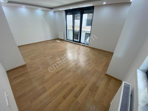  Bostancı Sınırında İskanlı Ayrı Mutfaklı 80M² Yeni 2+1!