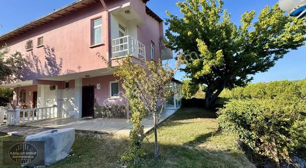 Kayalar'dan Pelitköy Sahilde Köşe Geniş Bahçeli Manzaralı Villa