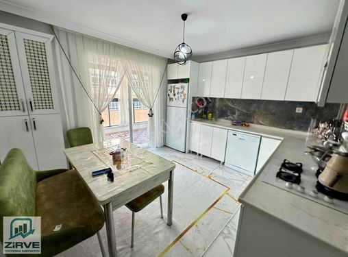 ZİRVEDEN BEŞİKKAYADA CADDEYE YAKIN TERAS BALKONLU FIRSAT DAİRE