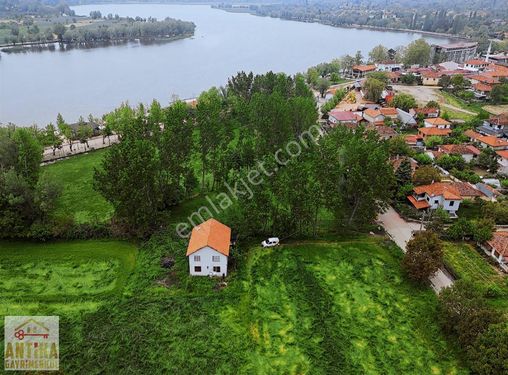 Antika Gayrimenkulden Huzur Veren Göle Yakın Konumda Müstakil Ev