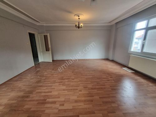 İstanbul Ataşehir Ferhatpasada 2+1 Balkonlu Kiralık Daire