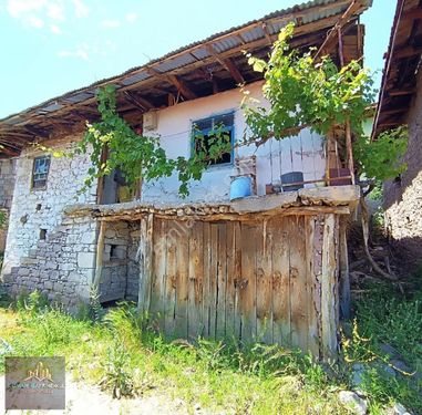 Manisa Demirci Gömeçler Köyünde 2 Katlı Oturuma Hazır Kargir Ev