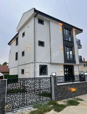 Kartallar'dan Alttan Isıtmalı Plaja 50 Mt Lüks 4+1 Yazlık Villa.