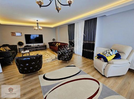 Garanti Emlaktan Karşıyakada Sitede 240m2 3 Katlı Villa Satılık