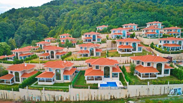 Sapanca'da Güvenlikli Site İçerisinde Satılık Eşyalı Villa