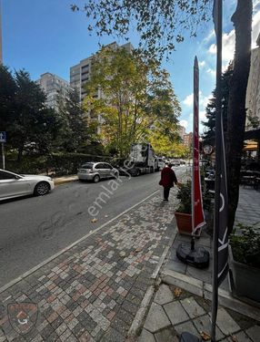 Makyol Kafeler Bölgesinde Yaya Trafiği Yoğun Bay Bayan Kuaför