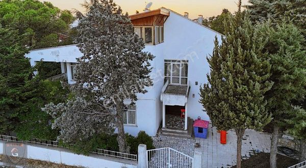 Gümüşyaka Villakent'te 705m2 Arsa İçinde Manzaralı 3 Katlı Villa