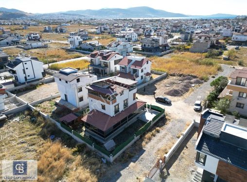 Dikili'de Denize Ve Merkeze Yakın Ful Eşyalı Satılık Lüks Villa