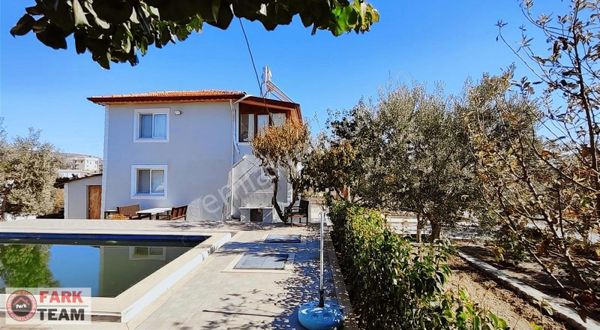 Gülbahçe'de Satılık Havuzlu Villa