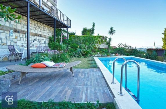 Urla Çeşmealtında Deniz Manzaralı Satılık Villa