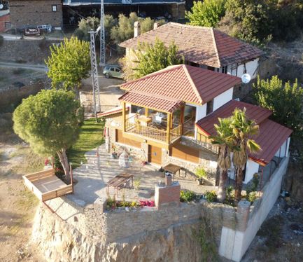 Bulur'dan Ödemiş'te Doğayla İç İçe Satılık Lüx Taş Villa