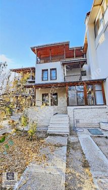 Çayyolu'nun merkezinde bahçe kullanımlı Villa